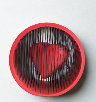 3D Optik Kalp Dekor – Siyah ve Kırmızı Renkli Aşk Temalı Tasarım