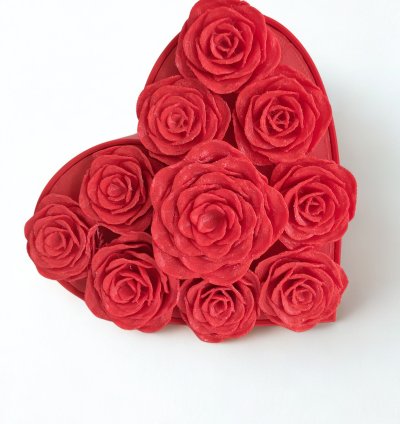 Kalp Şeklinde Gül Detaylı 3D Dekor – Aşk Temalı Romantik Tasarım