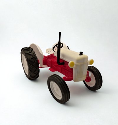 Retro Kırmızı-Beyaz 3D Traktör Modeli – Klasik Tasarım Oyuncak