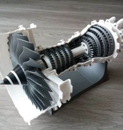 Havacılık Sektörü İçin Teknik Kesit Modeli — Çok Renkli Jet Motoru Prototipi